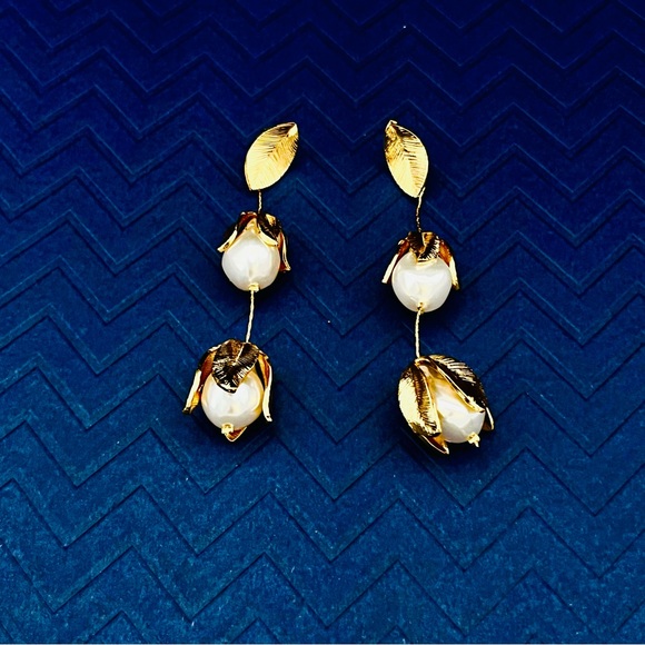 Gold-toned Flower Pearl Dangle earrings - Picture 4 of 5